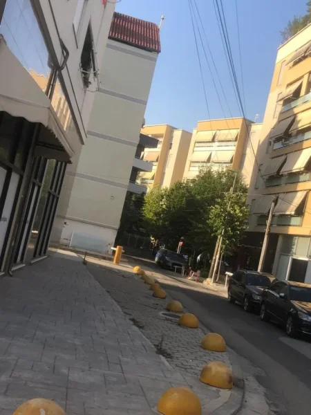Tirane, jepet me qera ambjent biznesi Kati 1, 66 m² 600 € (Komuna e Parisit)
