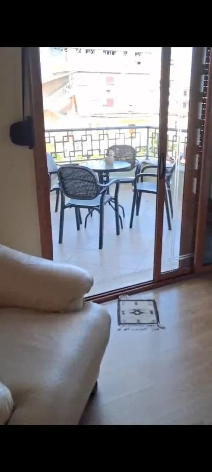 Tirane, jepet me qera apartament 4+1 Kati 2, 240 m² 700 € (Rruga Besa)
