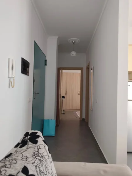 Tirane, jepet me qera apartament 1+1 Kati 4, 60 m² 550 € (Rruga e Kavajes – Report TV)