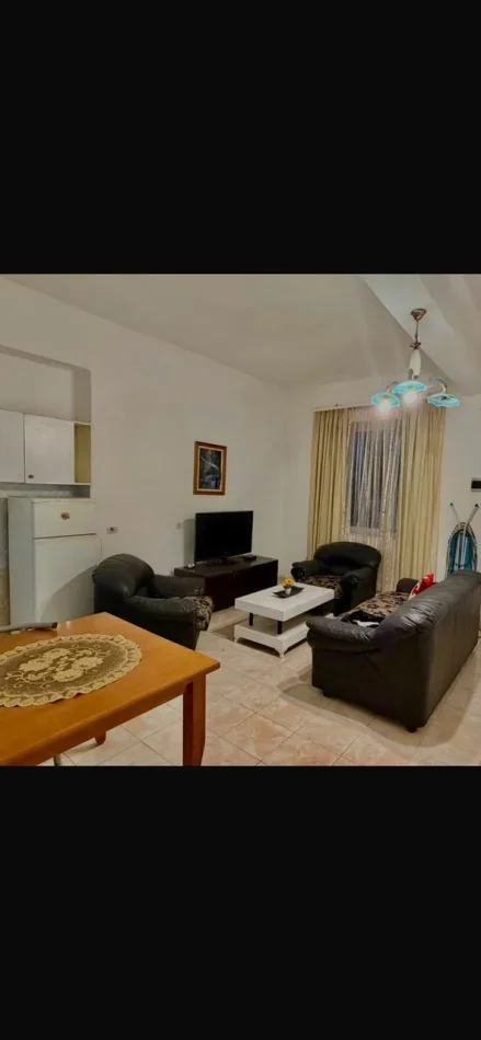 Tirane, jepet me qera apartament 1+1 Kati 1, 75 m² 400 € (Shallvaret)