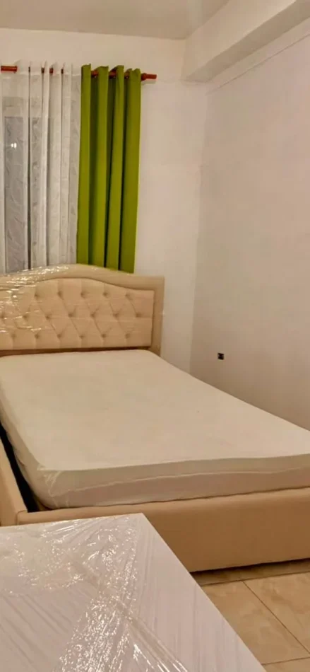 Tirane, jepet me qera apartament 1+1 Kati 1, 75 m² 400 € (Shallvaret)