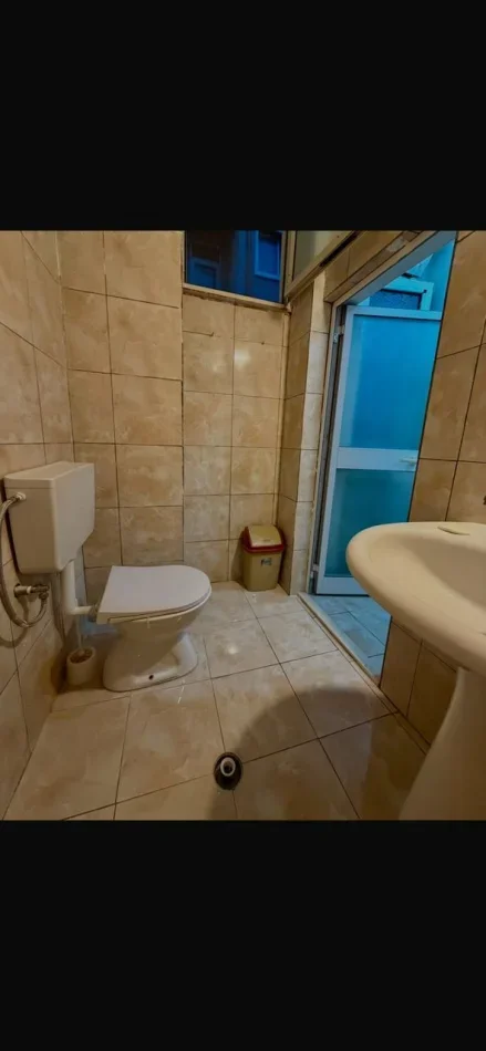 Tirane, jepet me qera apartament 1+1 Kati 1, 75 m² 400 € (Shallvaret)