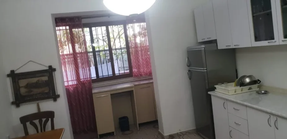 Tirane, jepet me qera apartament 2+1 Kati 1, 95 m² 550 € (Ish tregu elektrik)