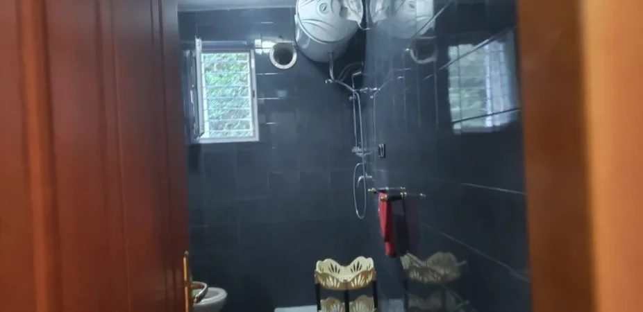 Tirane, jepet me qera apartament 2+1 Kati 1, 95 m² 550 € (Ish tregu elektrik)