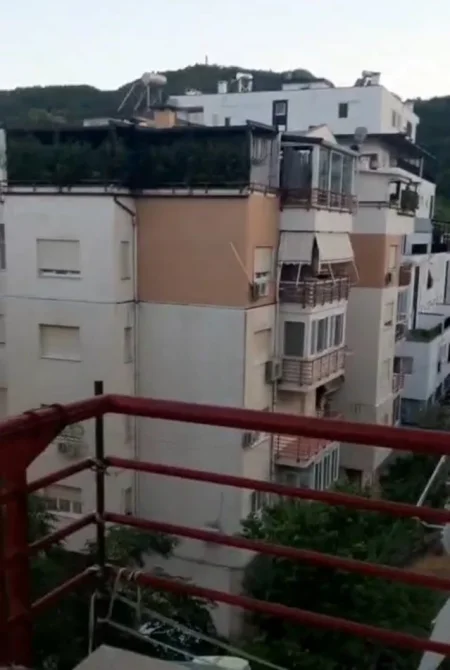 Tirane, jepet me qera apartament 2+1 Kati 3, 70 m² 500 € (Liqeni i Thatë)