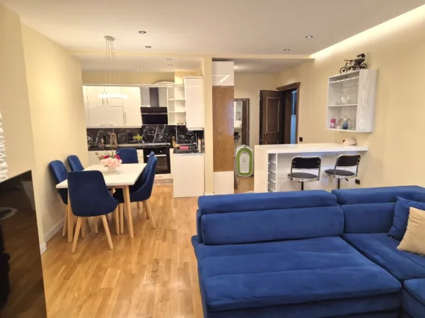 Tirane, jepet me qera apartament 2+1+Ballkon Kati 10, 110 m² 750 € 