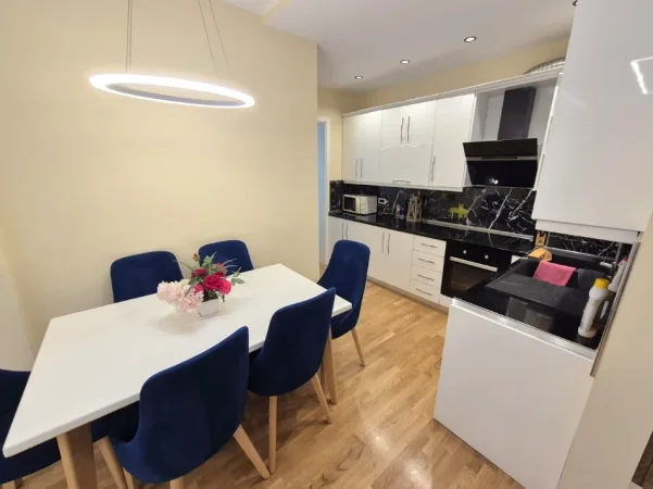 Tirane, jepet me qera apartament 2+1+Ballkon Kati 10, 110 m² 750 € 
