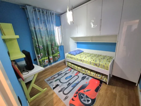 Tirane, jepet me qera apartament 2+1+Ballkon Kati 10, 110 m² 750 € 