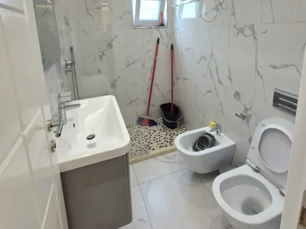 Tirane, jepet me qera apartament 2+1+Ballkon Kati 10, 110 m² 750 € 