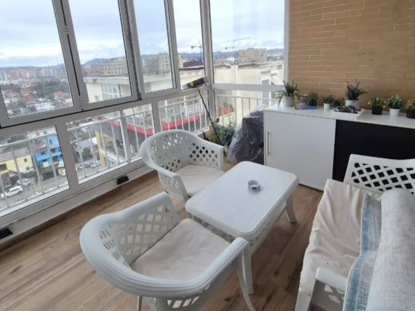 Tirane, jepet me qera apartament 2+1+Ballkon Kati 10, 110 m² 750 € 