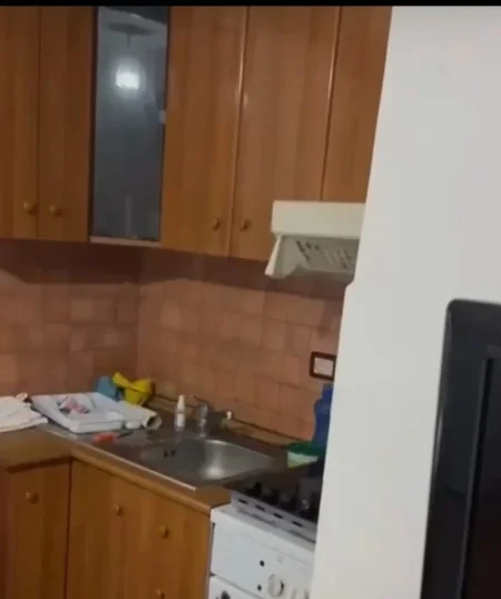 Tirane, jepet me qera apartament 1+1 Kati 3, 50 m² 400 € (Stacioni i Trenit)