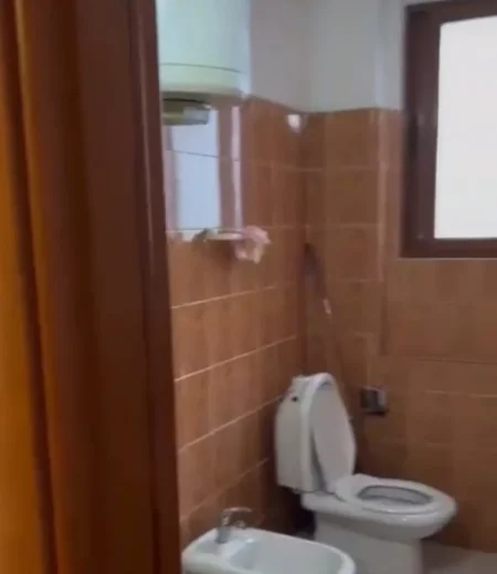 Tirane, jepet me qera apartament 1+1 Kati 3, 50 m² 400 € (Stacioni i Trenit)