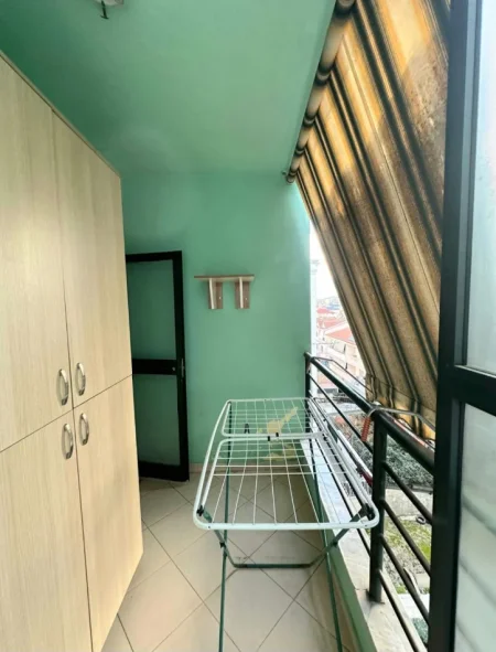 Tirane, jepet me qera apartament 1+1+Ballkon Kati 4, 65 m² 400 € (Prane Shkolles Tirana Jone)