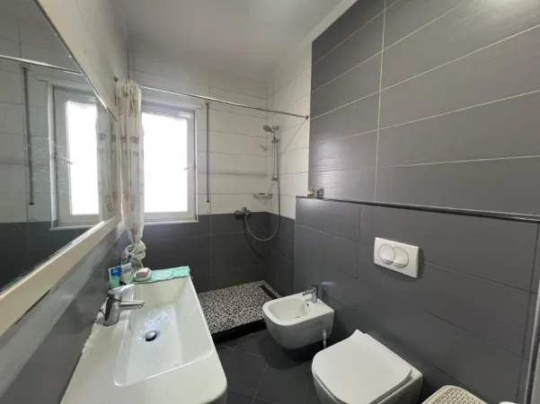 Tirane, jepet me qera apartament 2+1 Kati 12, 100 m² 700 € (Rruga Panorama)