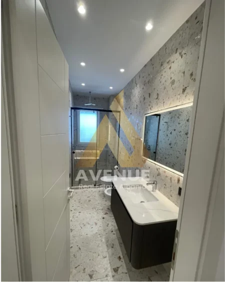 Tirane, jepet me qera apartament 1+1 Kati 2, 70 m² 800 € (Rruga Xhanfize Keko)