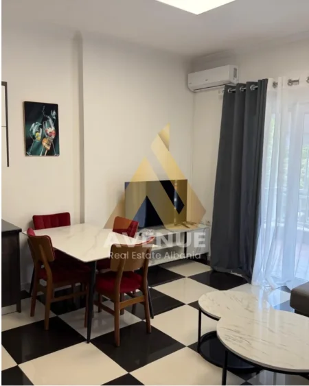 Tirane, jepet me qera apartament 1+1 Kati 1, 70 m² 600 € (Rruga Xhanfize Keko)