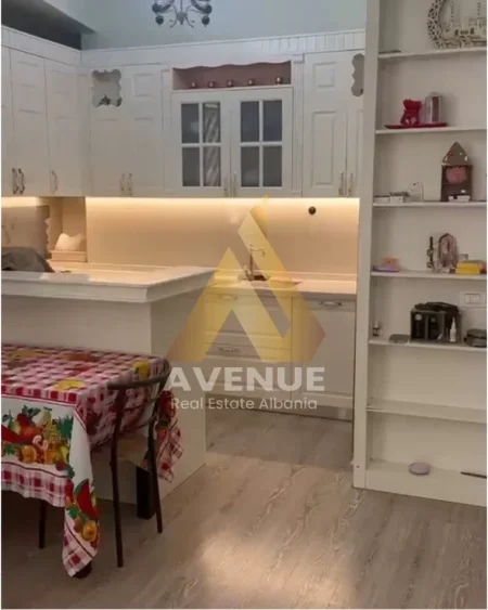 Tirane, shitet apartament 3+1 Kati 3, 181 m² 397.000 € (Rruga Frosina Plaku)