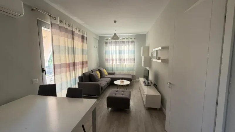 Tirane, jepet me qera apartament 2+1+Ballkon Kati 4, 80 m² 684 € (Liqeni i Thate)
