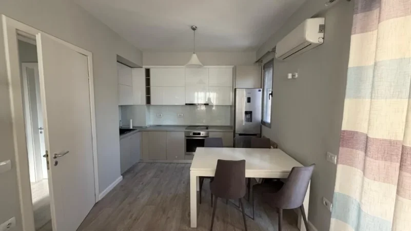 Tirane, jepet me qera apartament 2+1+Ballkon Kati 4, 80 m² 684 € (Liqeni i Thate)
