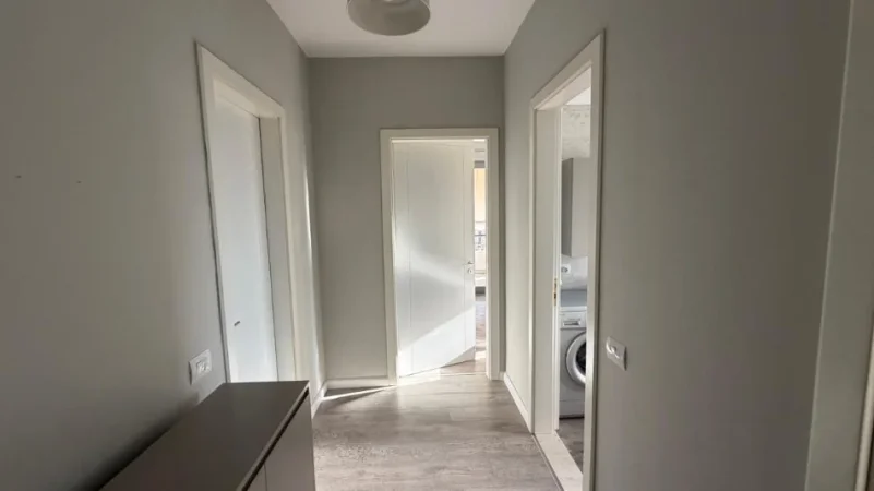 Tirane, jepet me qera apartament 2+1+Ballkon Kati 4, 80 m² 684 € (Liqeni i Thate)