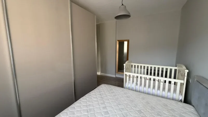 Tirane, jepet me qera apartament 2+1+Ballkon Kati 4, 80 m² 684 € (Liqeni i Thate)