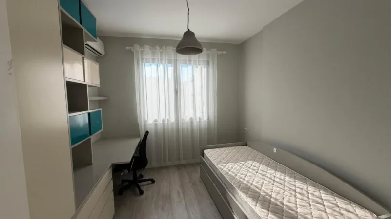 Tirane, jepet me qera apartament 2+1+Ballkon Kati 4, 80 m² 684 € (Liqeni i Thate)