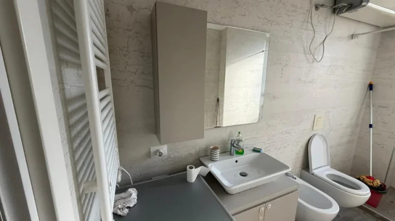Tirane, jepet me qera apartament 2+1+Ballkon Kati 4, 80 m² 684 € (Liqeni i Thate)