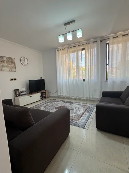 Tirane, jepet me qera apartament 1+1+Ballkon Kati 2, 78 m² 500 € (Kryqezimi i Brrylit)