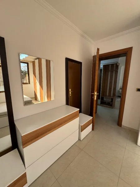 Tirane, jepet me qera apartament 1+1+Ballkon Kati 2, 78 m² 500 € (Kryqezimi i Brrylit)