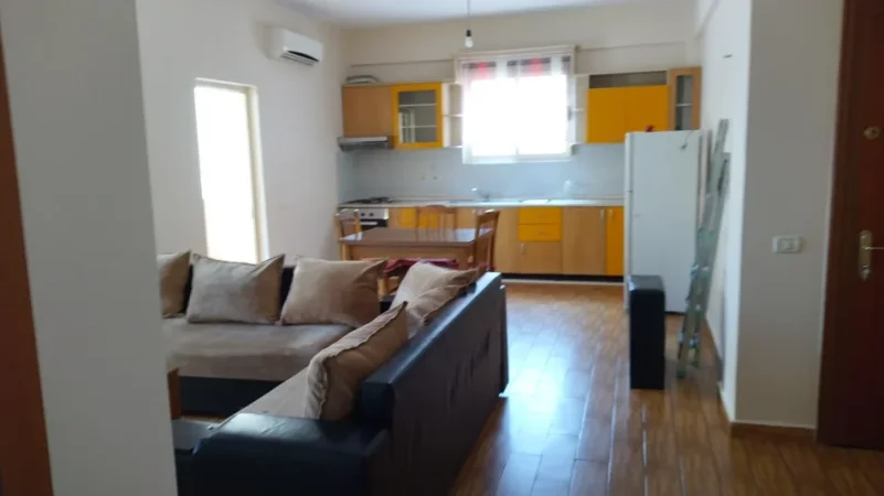 Tirane, jepet me qera apartament 2+1+Ballkon Kati 5, 75 m² 600 € (Komuna e Parisit, shumë pranë Klinikës Mjekësore)