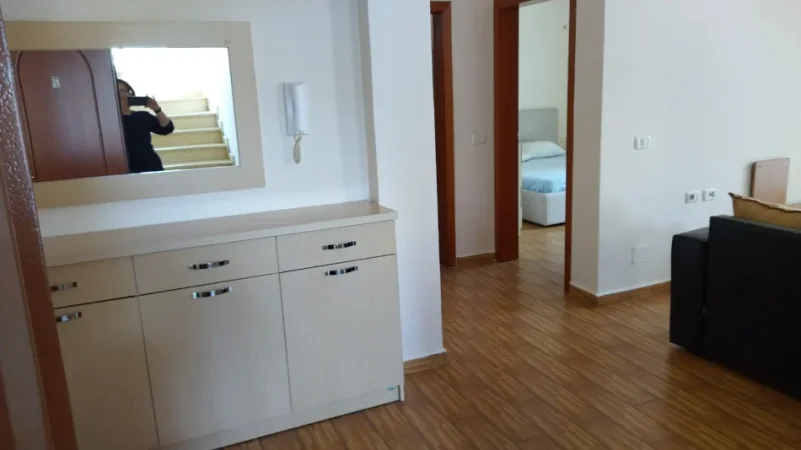 Tirane, jepet me qera apartament 2+1+Ballkon Kati 5, 75 m² 600 € (Komuna e Parisit, shumë pranë Klinikës Mjekësore)