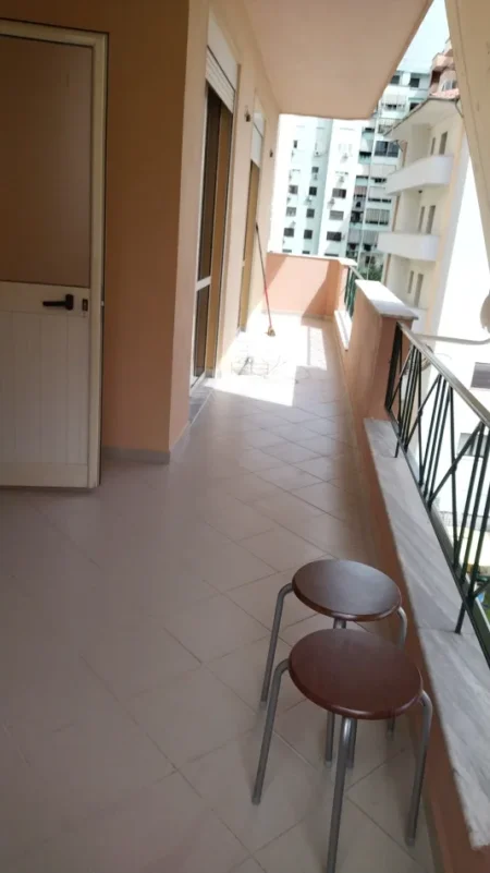 Tirane, jepet me qera apartament 2+1+Ballkon Kati 5, 75 m² 600 € (Komuna e Parisit, shumë pranë Klinikës Mjekësore)