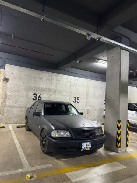 Tirane, shitet makine Mercedes Benz Benzin+Gaz, blu e errët automatik 2.000 km 2.900 €