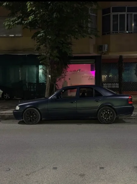 Tirane, shitet makine Mercedes Benz Benzin+Gaz, blu e errët automatik 2.000 km 2.900 €