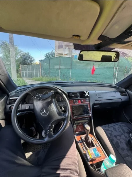 Tirane, shitet makine Mercedes Benz Benzin+Gaz, blu e errët automatik 2.000 km 2.900 €