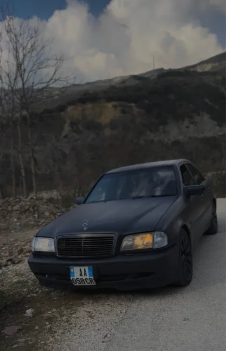 Tirane, shitet makine Mercedes Benz Benzin+Gaz, blu e errët automatik 2.000 km 2.900 €