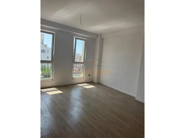 Tirane, shitet apartament 1+1+Aneks+Ballkon Kati 2, 62 m² 162.000 € (RRUGA ELBASANIT SHKOLLA OSAMAN MYDERIZI)