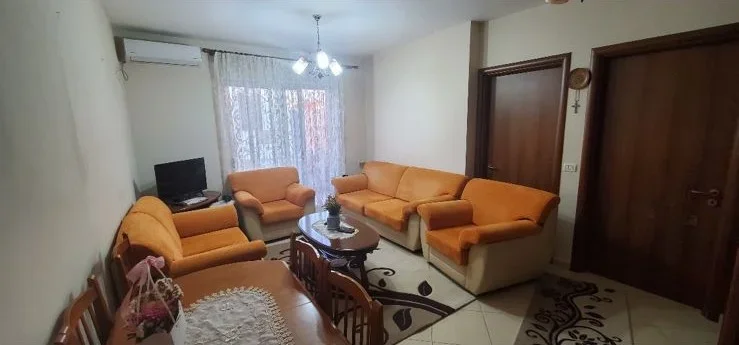 Tirane, jepet me qera apartament 2+1+Ballkon Kati 4, 80 m² 520 € (Prokuroria e Tiranes/Rr.Haxhi Hysen Dalliu)