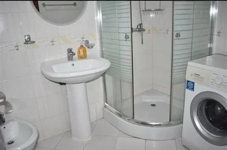 Tirane, jepet me qera apartament 2+1+Ballkon Kati 4, 80 m² 520 € (Prokuroria e Tiranes/Rr.Haxhi Hysen Dalliu)