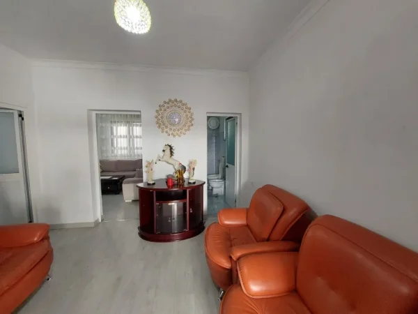 Tirane, jepet me qera apartament 2+1 Kati 1, 80 m² 450 € (Spitali Amerikan 2)