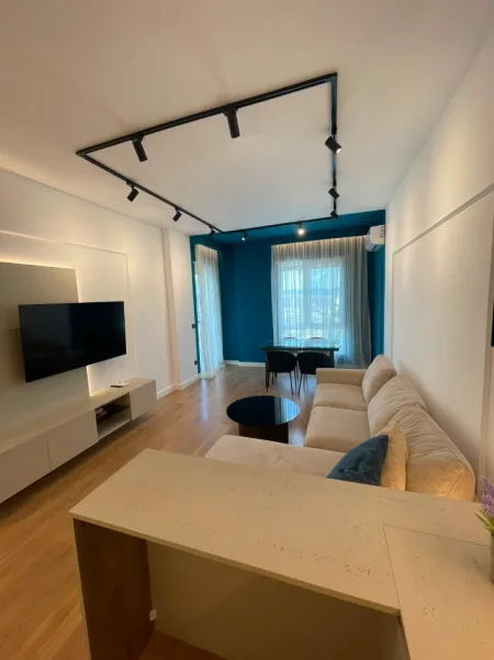 Tirane, jepet me qera apartament 1+1+Aneks+Ballkon , 70 m² 800 € (kinostudio , porcelan)