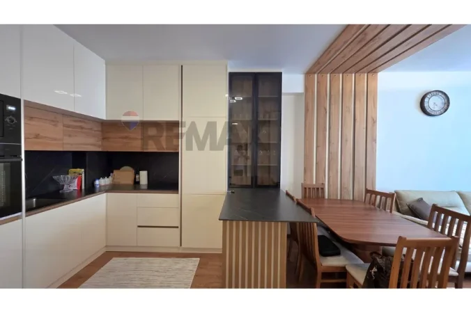Vlore - Lungomare, jepet me qera apartament 2+1+Ballkon Kati 3, 94 m² 700 € (Rruga Murat Terbaci, Vlore)