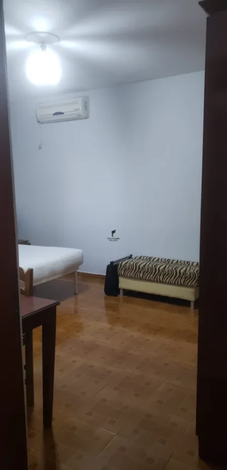 Tirane, jepet me qera apartament 2+1 Kati 1, 70 m² 500 € (ISH TREGU ELEKTRIK)