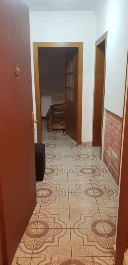 Tirane, jepet me qera apartament 2+1 Kati 1, 70 m² 500 € (ISH TREGU ELEKTRIK)