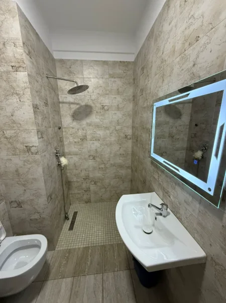 Tirane, jepet me qera apartament 1+1+Ballkon Kati 3, 70 m² 500 € (Astir Green City Rruga Nexho Konomi)