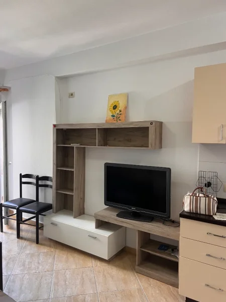 Tirane, jepet me qera apartament 1+1+Ballkon Kati 4, 400 € (Astir rr kryesore)
