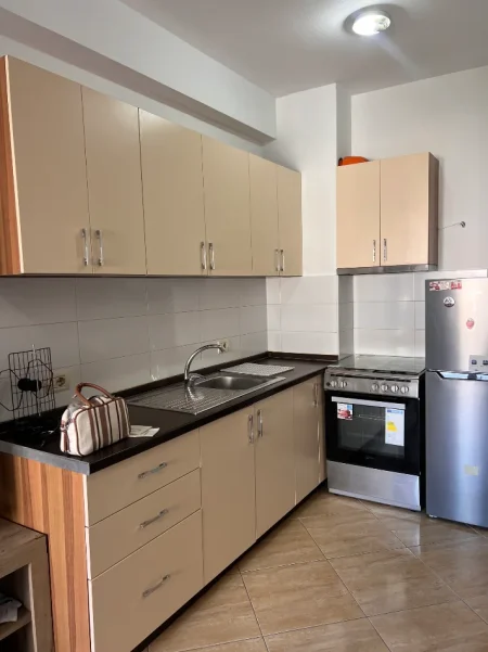 Tirane, jepet me qera apartament 1+1+Ballkon Kati 4, 400 € (Astir rr kryesore)