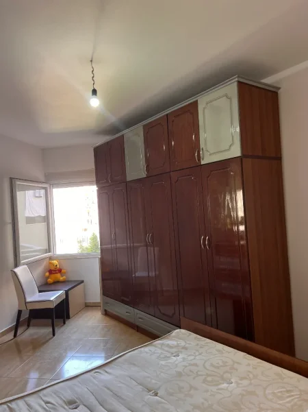 Tirane, jepet me qera apartament 1+1+Ballkon Kati 4, 400 € (Astir rr kryesore)