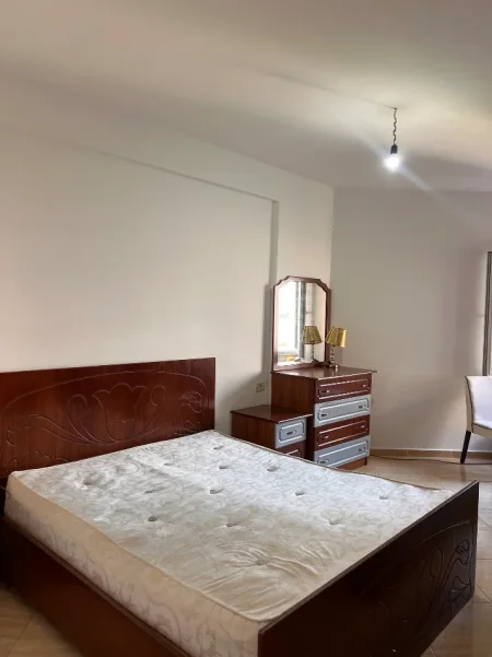 Tirane, jepet me qera apartament 1+1+Ballkon Kati 4, 400 € (Astir rr kryesore)