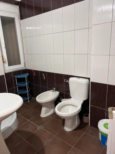 Tirane, jepet me qera apartament 1+1+Ballkon Kati 4, 400 € (Astir rr kryesore)
